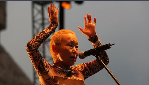 求一首歌的名字，全歌没有歌词，就一女的在哪“嗯嗯嗯嗯”的，就便秘很用力拉粑粑的那声音，歌名好像带个