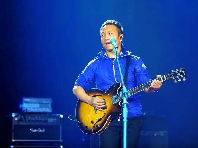 小伙爬高树杈看许巍被警察劝下，小伙这么做有什么安全隐患？