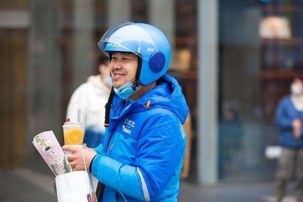 安徽一司机肇事逃逸被外卖小哥劝回，现场发生了什么?