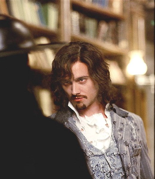 求一部影片，欧美的。讲的是一群精英人士聚集在一艘船上。其中有个剑客，被子弹打中和剑刺中都没事。但是