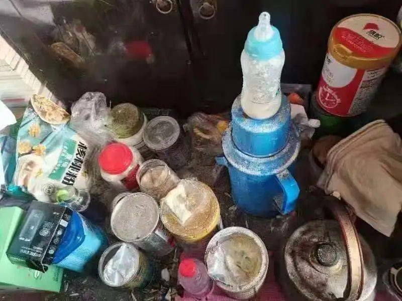 坠楼女婴父亲称孩子是在家自行生产的，作为父亲为何如此不负责任？