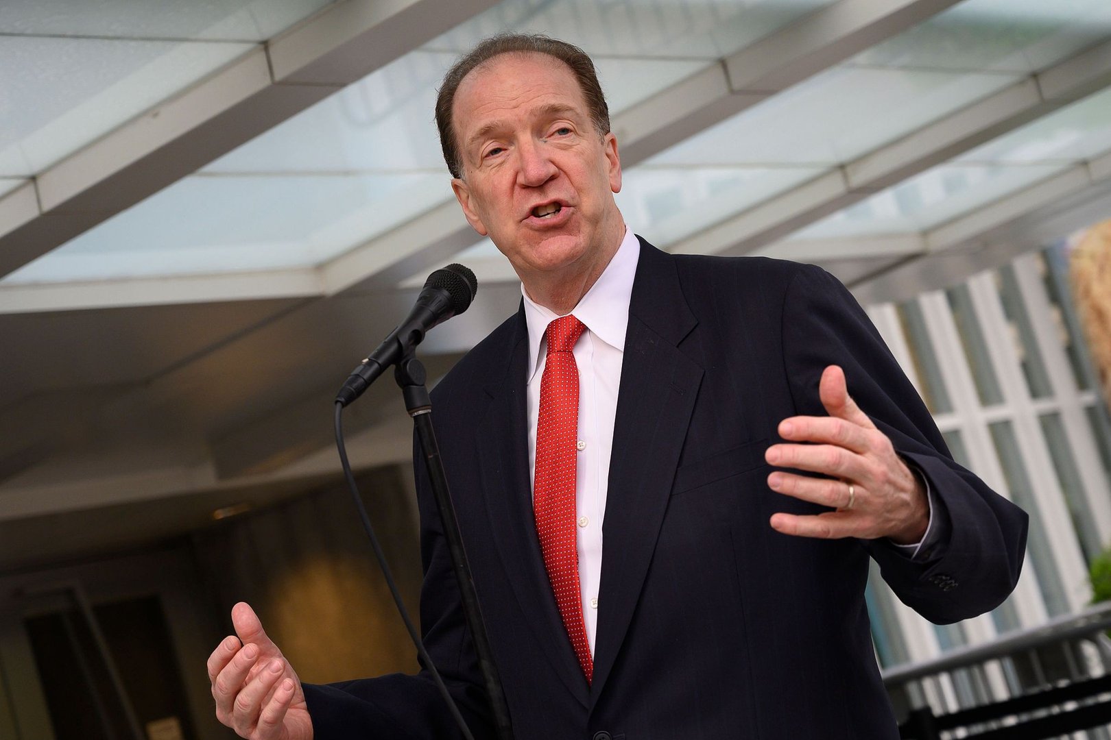 疫情或令1亿人重返极端贫穷，这种危机是否还会持续上升？