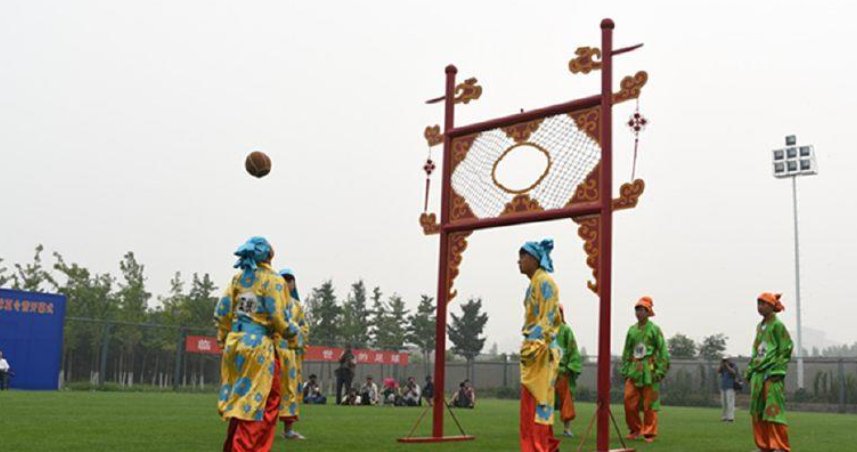 蹴鞠一般用什么材料制成？