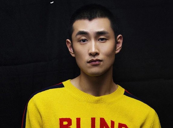 杨洋参加王彦霖婚礼，因航班延误晚上才到，这得是多大的感情呢？