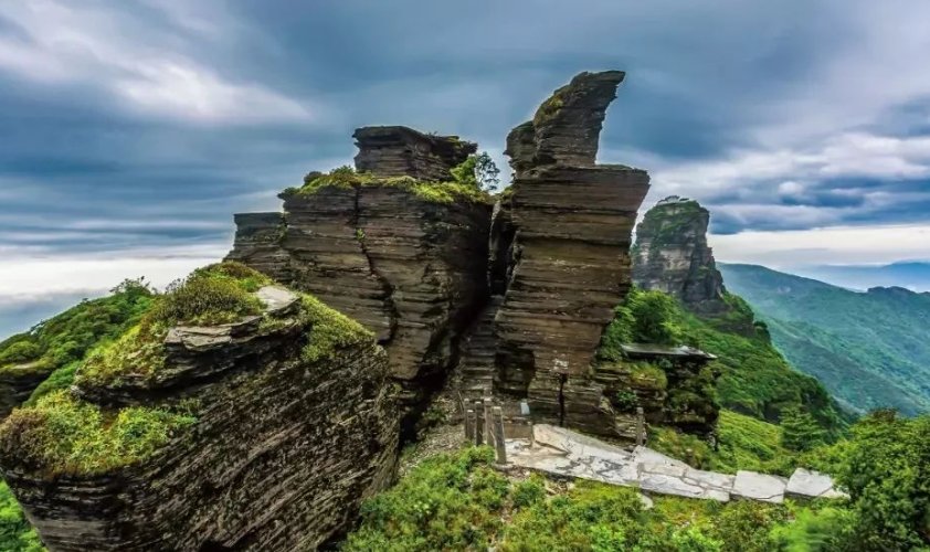 游客在5A景区梵净山石壁刻字，面对指责不以为意，他们的行为有多恶劣？