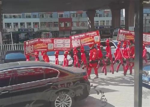 辽宁锦州一商家赶尸式游街宣传吓坏路人,商家为了打广告有多拼?