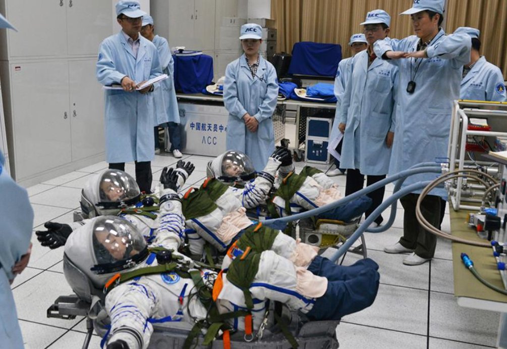 神舟十三号太空出差三人组返回北京后,他们将会进行哪些康复项目?
