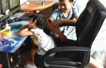 阜阳一留守儿童把老师发的跨年礼物留给妹妹，懂事的背后有着怎样的辛酸？