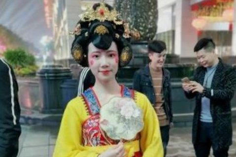 大唐不夜城不倒翁小姐姐时隔1年回归首秀在,这个小姐姐曾是因何走红的?