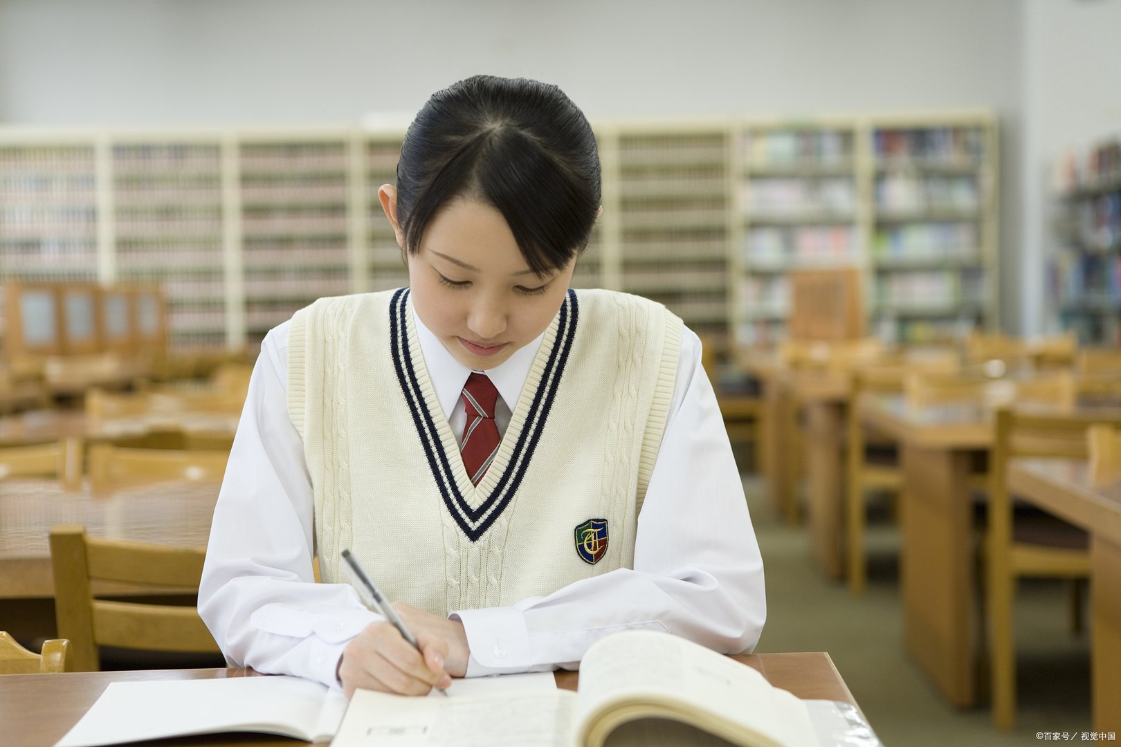 我是一名大二学生，感觉宿舍三人中，另外两个人关系更好怎么办？