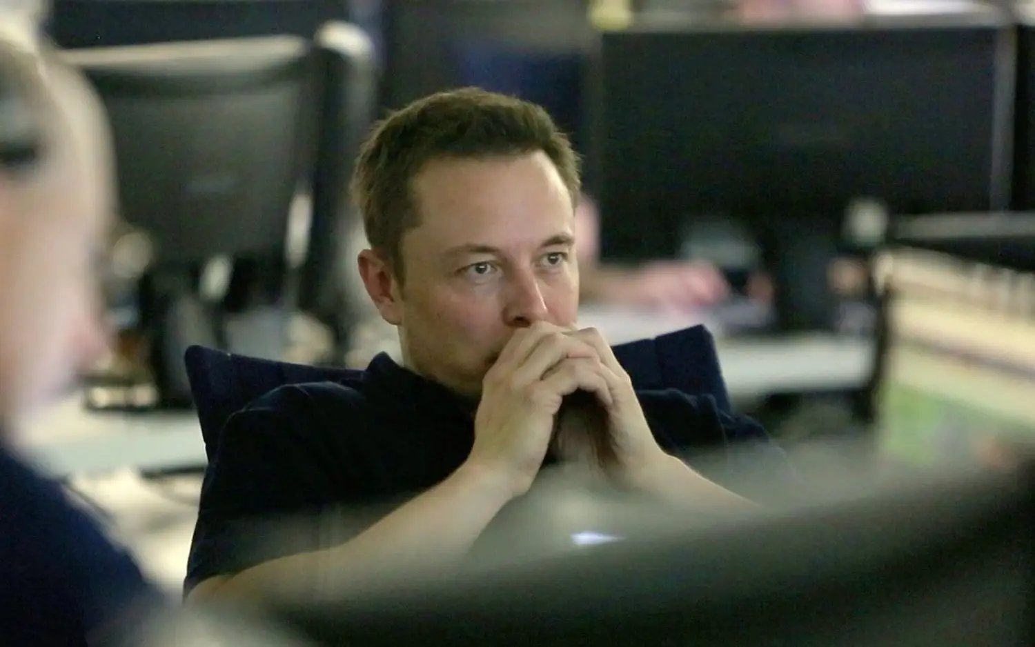 马斯克称不应该有工人和管理层两级，他这么说的原因是什么？