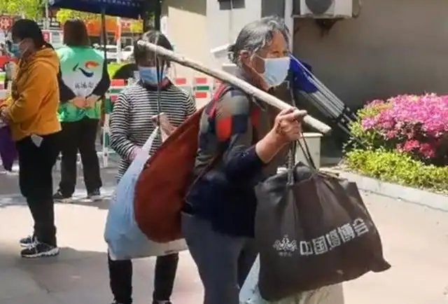 上海居民限时购物，扁担推车全用上，你见过最奇葩的购物方式是什么？