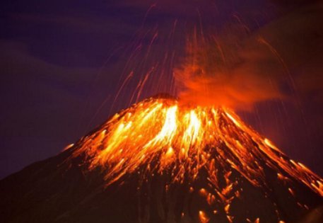 在喷发的火山烤香肠这也太厉害了吧，火山喷发是由什么引起的？