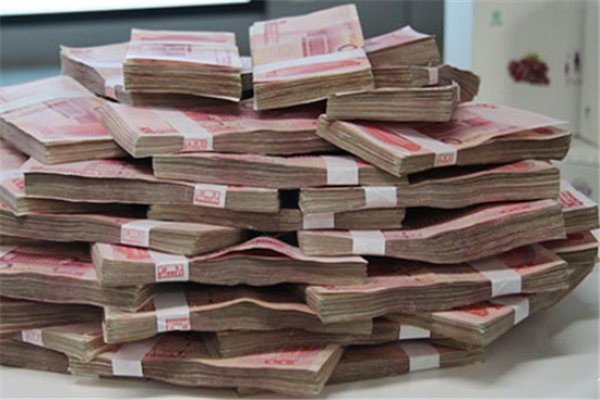 内蒙古一大哥骑马拎一麻袋现金去买房，工作人员看到后是何反应？