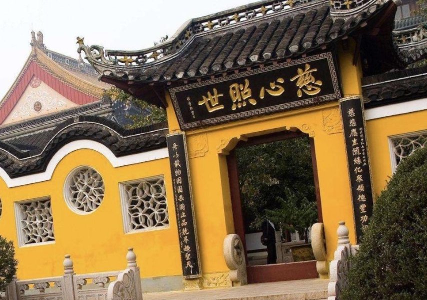 金山寺僧人不准烧外香并给游客丢掉，这样的做法是否正确