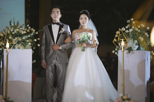 四川女子结婚，闺蜜拉横幅喊话新郎，为何会引发热论？