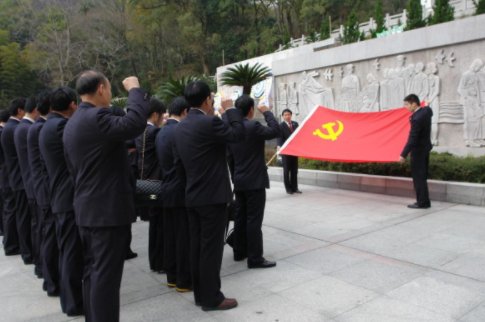 入党宣誓时举左手还是右手？