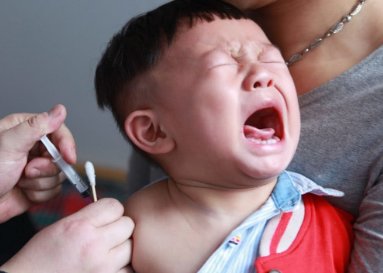 对于海南某镇村民不打疫苗将被拉入黑榜名单这件事，官方是如何回应的？