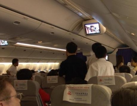 安徽一航班女乘客伸手保护下蹲避险空姐,从乘客的举动中体现出了什么?