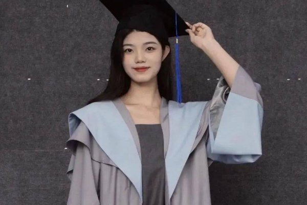 学士的披肩有不同的颜色代表