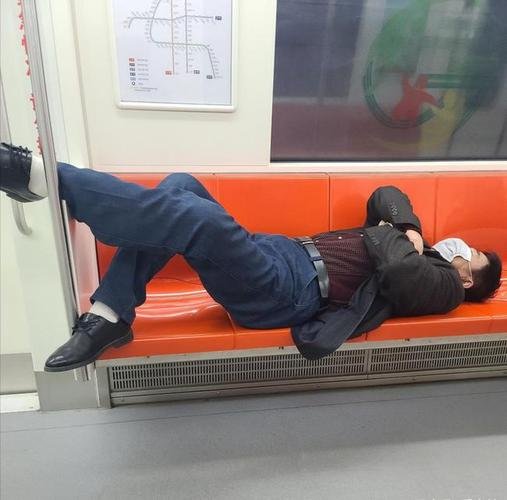 武汉一大妈横躺地铁座位吃馍，把垃圾扔地上，这位大妈为何会这么做？