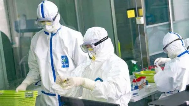 河南一男子违规超范围办理丧事致疫情扩散，该男子需承担哪些责任？