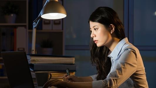 女子为讨加班费奔走10年，获赔多少钱？