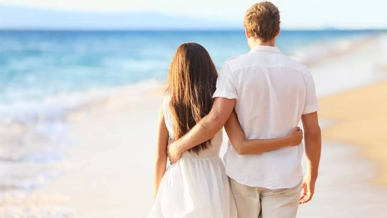 山东一女子在校园给男友下跪，男友全程无动于衷，女子为什么下跪？