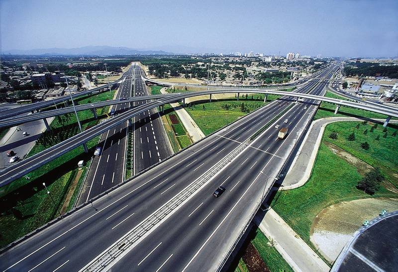 邢台一货车高速散落六千颗钉子，高速异物会有多严重的危害？