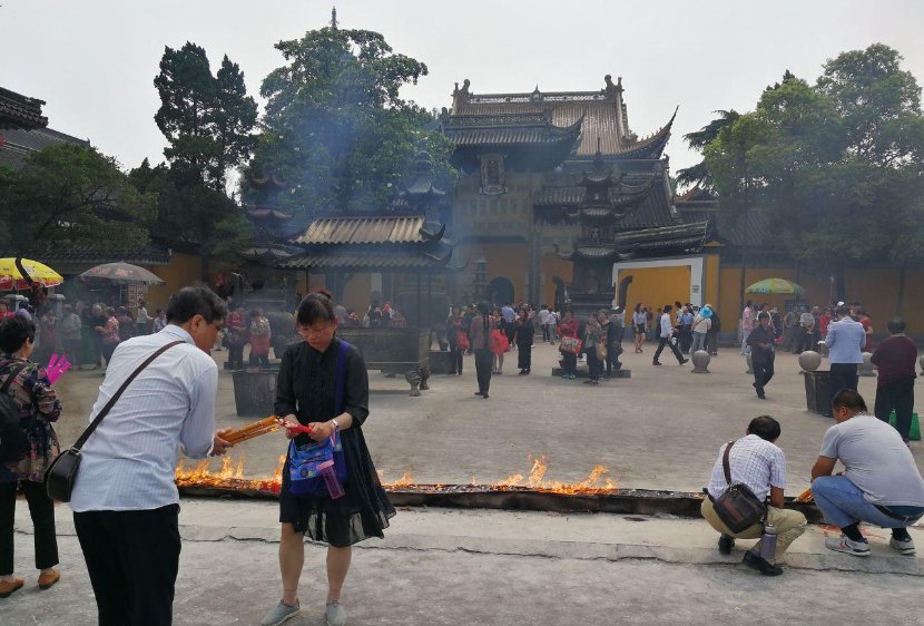 金山寺僧人不准烧外香并给游客丢掉，这样的做法是否正确