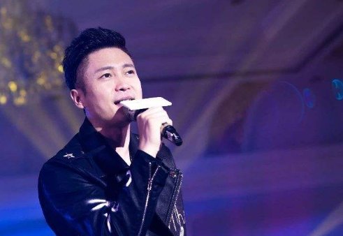 求音乐：周传雄的一首歌,歌词:一个人独自流泪,数着你给我的伤悲