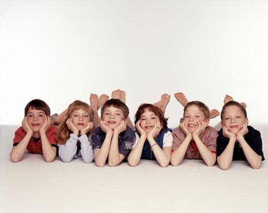 非洲妈妈一胎生下5女4男，为什么会生多胞胎？