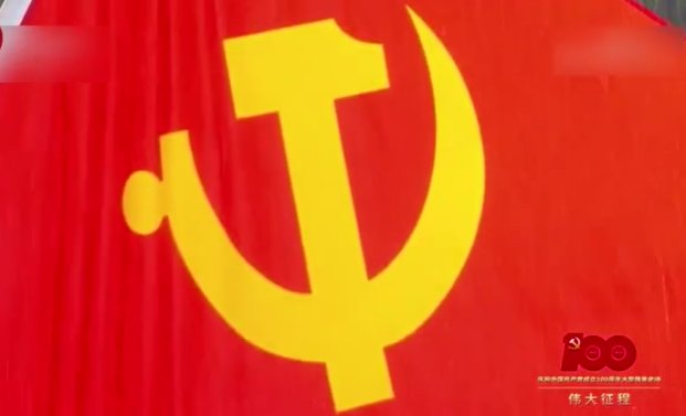 《伟大征程》文艺演出中，演员冒雨演出，现场观众有什么反响？