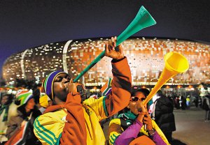 为什么南非世界杯比赛老是放噪音啊