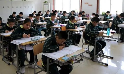 学生抬老师冲出考场怎么办