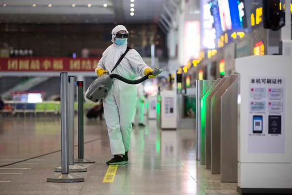 上海徐汇一人核酸检测异常，相关区域暂停非必要流动，当地疫情为何反复？