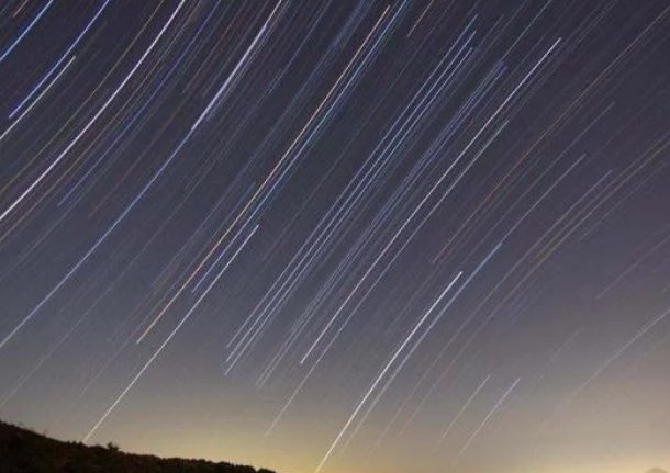 明亮的“火球”划过夜空，英国出现巨大流星，这种现象是什么原因导致的？