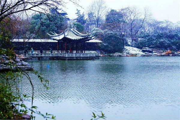 七月飞雪这样自然现象是否真实存在？它的原理又是如何的？