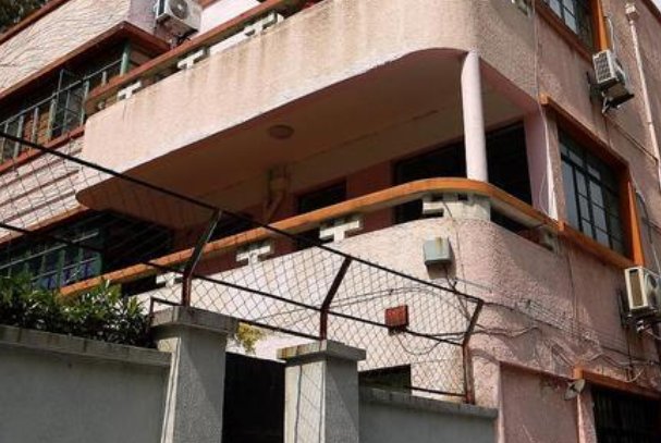 4600万的别墅外就是坟头，房主要求双倍退定金合理吗？