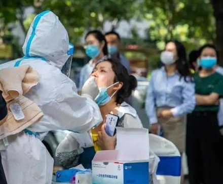 郑大女生私自外出感染新冠被立案，这位女生受到了学校的什么惩罚？