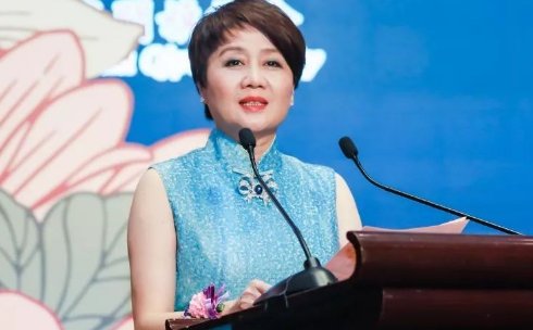 赌王二太太，14岁嫁给赌王，大女儿何超琼成赌王接班人，蓝琼缨如今怎样？