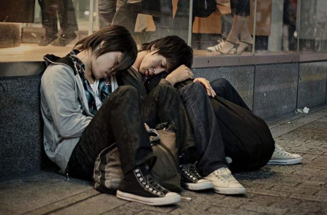 全球多国通胀，日本物价却跌跌跌，为何日本人的消费水平大幅度下降？