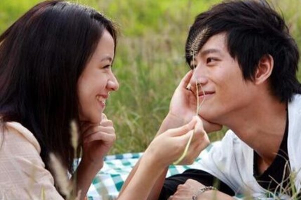 如果一个男人总是挑逗你,暗示什么?