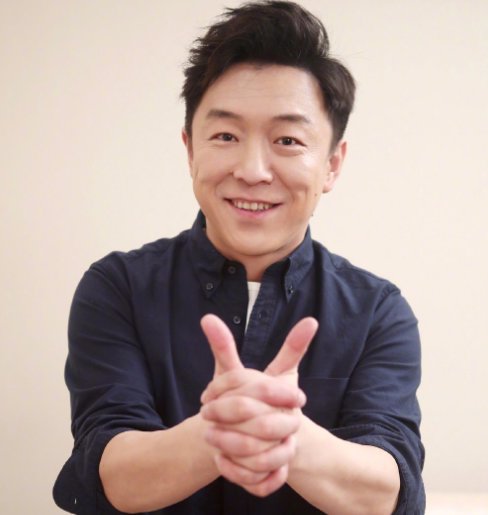 黄渤与女生挽手逛街上热搜，本人对此有何回应？