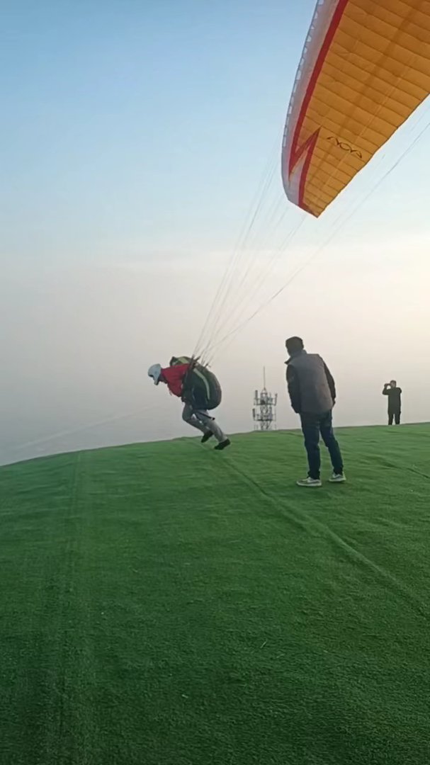 在北京打工，职工社保交9年到了退休年龄怎么办，老家村里还每年交的新农合？