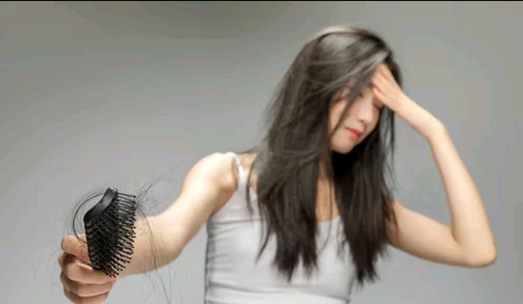 天津河津一大学女浴室满地秀发，为何连大学生患上了脱发？