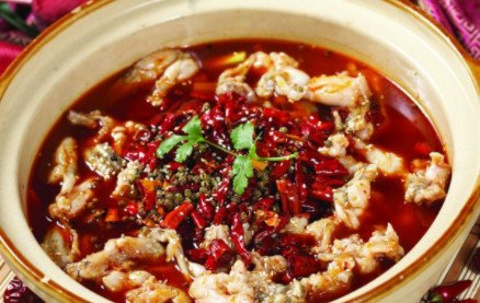 长沙一男子因吃湘菜太辣打喷嚏而要求餐馆免单,该男子的要求是否合理?