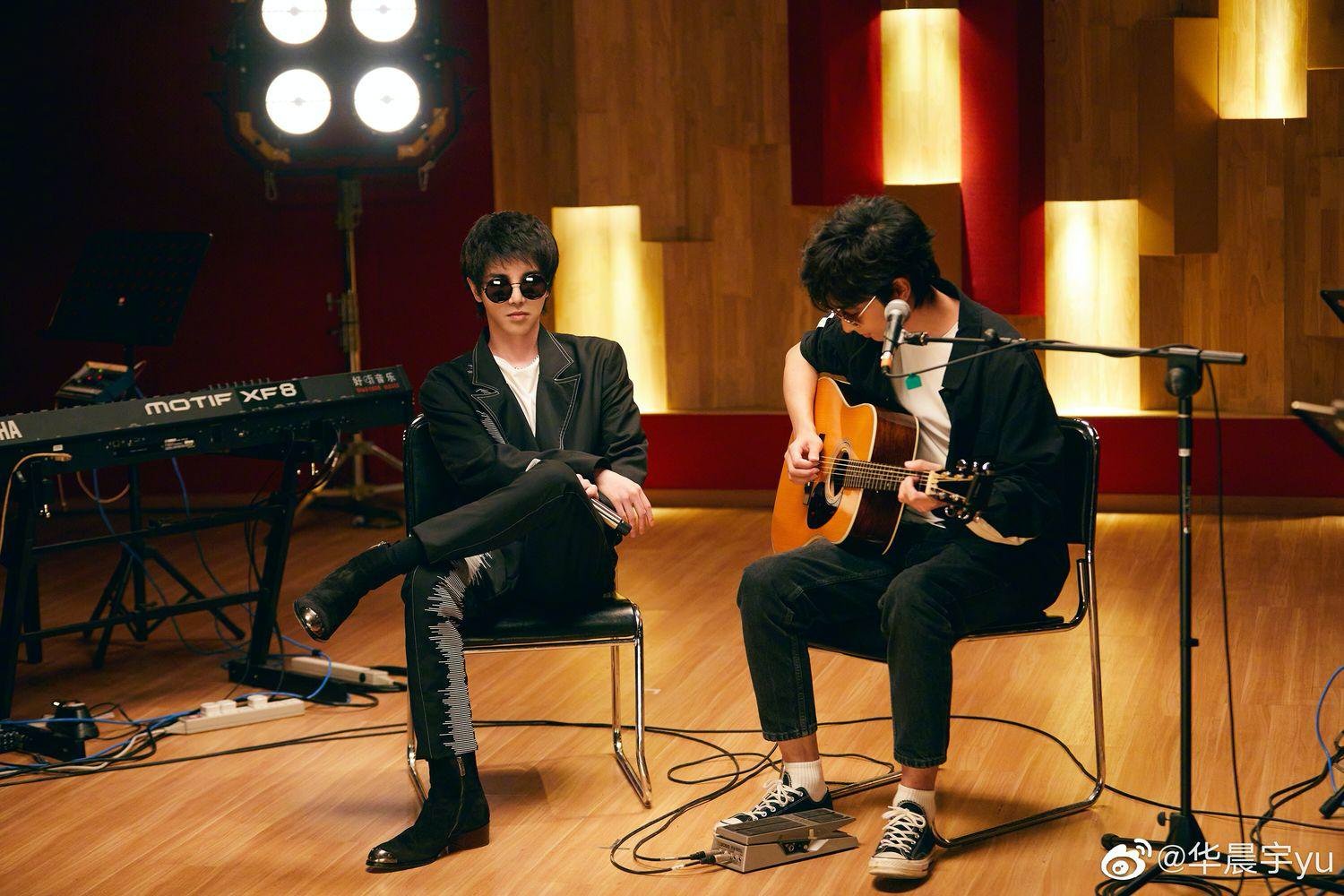 华晨宇在酒吧吸烟的照片被曝光，作为公众人物，此举带来了什么影响？