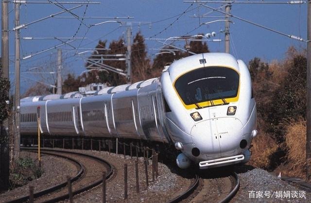 为什么高铁飞机座位都是顺座的，火车却是对着坐的？不是很尴尬吗 ？