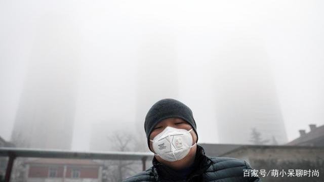 女子大雾天打开窗户，发现邻居家的楼没了。发生了什么事？